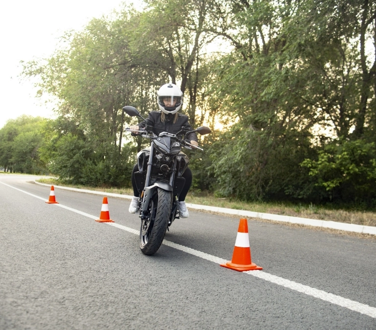Motor przy pachołkach