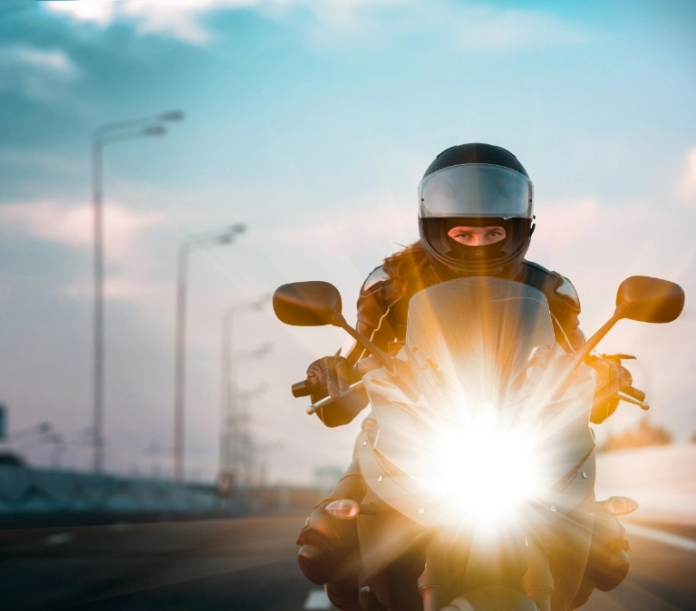 Mężczyzna na&nbsp;motorze
