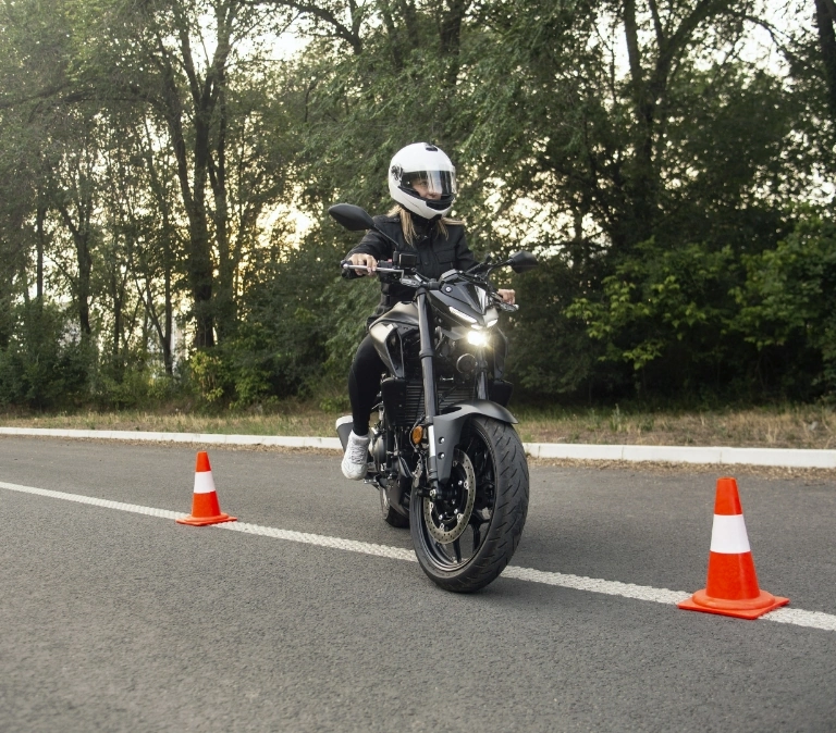 Motor przy pachołkach